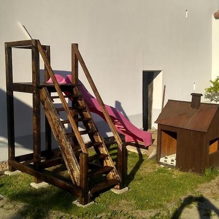 Ubytovani U Dvoraku Veseli nad Luznici Luaran gambar