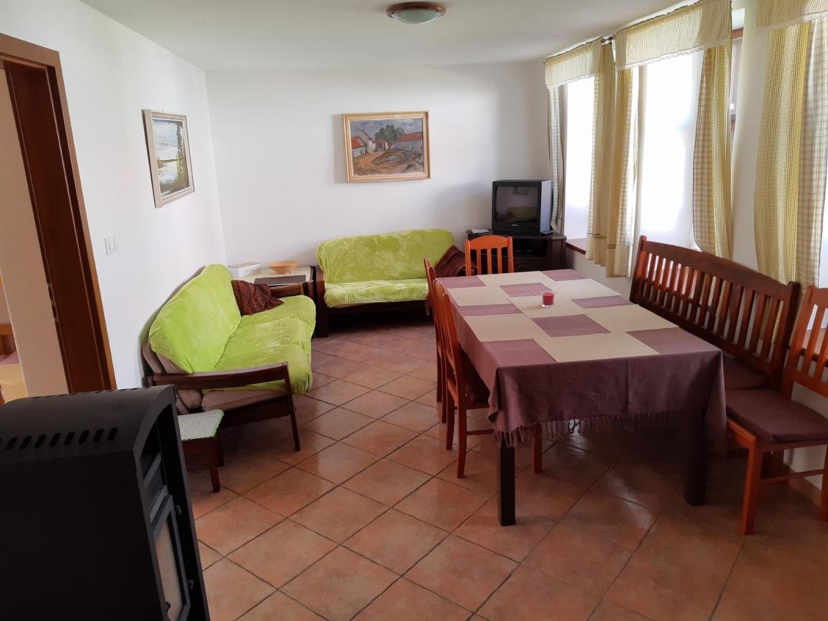 Ubytovani U Dvoraku Veseli nad Luznici Luaran gambar