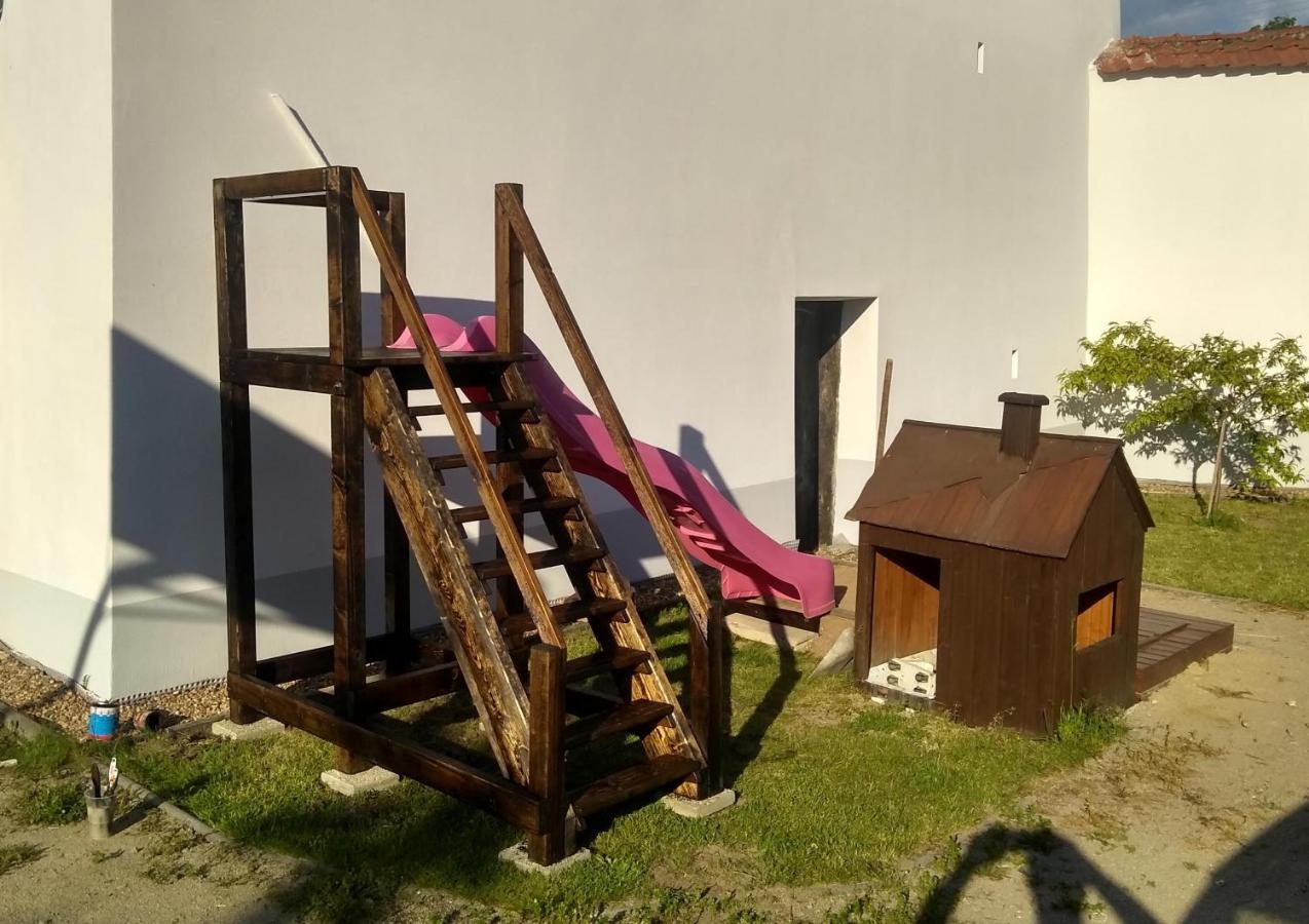 Ubytovani U Dvoraku Veseli nad Luznici Luaran gambar