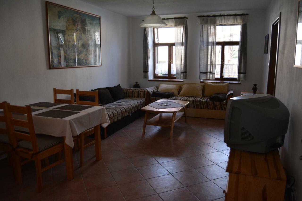 Ubytovani U Dvoraku Veseli nad Luznici Luaran gambar